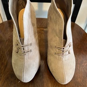 Ladies heels, size 8